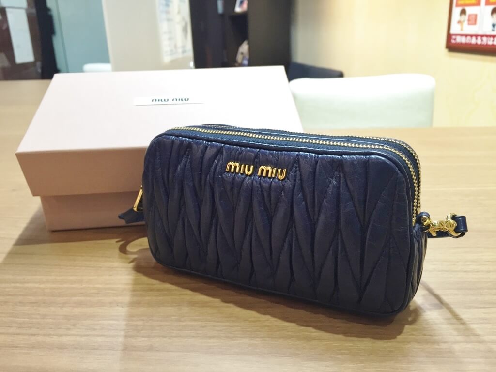 いておりま miumiu - ミュウミュウ ポーチの通販 by みみ's shop